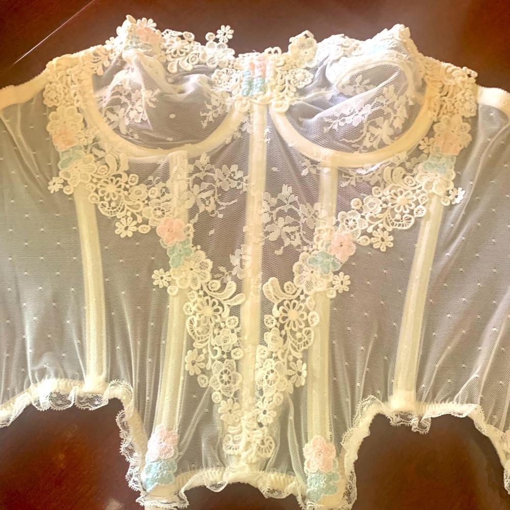 Lovely Victoria’s Secret bustier size 34 and thong M/L